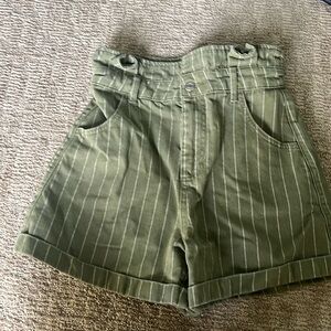 High-wasted green shorts